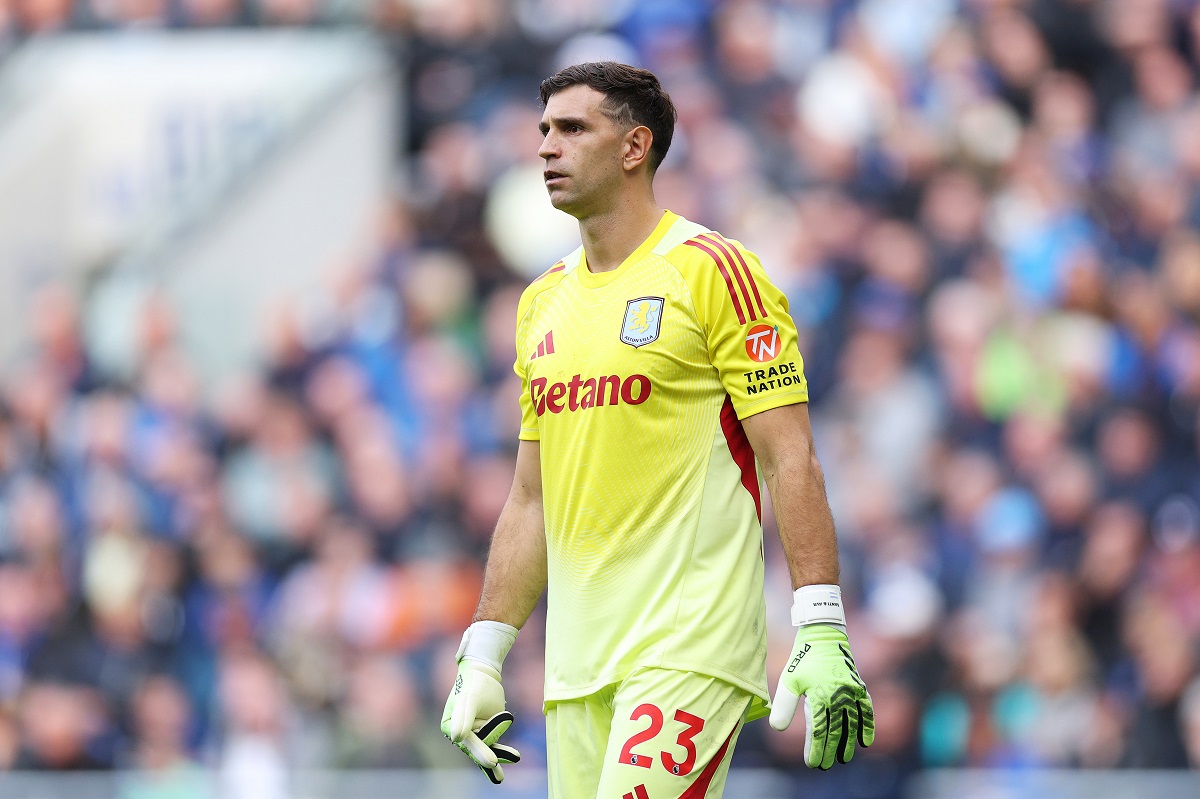 Aston Villa resistió ante Everton y sumó un punto gracias a las atajadas del Dibu Martínez
