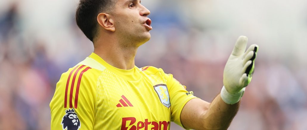 Dibu Martínez Dibu Martínez se lució con dos tremendas atajada a puro reflejo en su regreso al Aston Villa