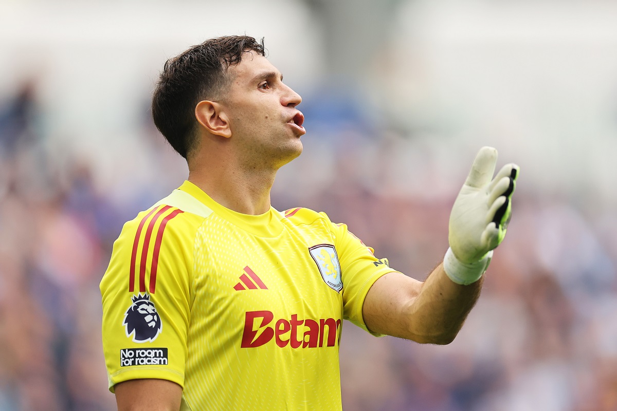 Dibu Martínez se lució con dos tremendas atajadas a puro reflejo en su regreso al Aston Villa