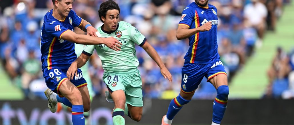 Getafe 1 Levante 1 Getafe dejó pasar otro tren y empató con Levante Los Azulones rescataron otra igualdad que los alejó de la pelea de arriba en La Liga. El equipo de José Bordalás sumó dos puntos de los últimos nueve para complicar su buen presente. Getafe dejó pasar otro tren y empató 1 a 1 con Levante. Fue un gran partido en Madrid aunque ninguno quedó satisfecho del todo. La visita abrió la cuenta a los 26 minutos. Un pelotazo largo cayó en los pies de Roger Brugué que, en un paso de ballet, la bajó y asistió a Iván Romero que fusiló a David Soria. A pesar del gol de Juan Iglesias, Getafe dejó pasar otro tren y empató con Levante El dueño de casa reaccionó. Si bien los Granotas no hacían un mal partido, el triunfo del elenco valenciano parecía excesivo. Y el premio para los de Bordalás se dio a los 10 del segundo tiempo. Coba da Costa levantó un centro desde la izquierda, Abdelkabir Abqar bajó de cabeza y Juan Iglesias se anticipó a la marca para puntear el esférico al fondo de la red. En una tarde que fue de mayor a menor, los dos parecieron conformarse con un punto que dejó sabor a poco. Levante, tras su ascenso en esta temporada, sumó para soñar con la permanencia. El 1 a 1 dejó más dolido a Getafe que había empezado con todo en el torneo y ahora comenzó a desinflarse.