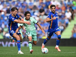 Getafe dejó pasar otro tren y empató con Levante Los Azulones rescataron otra igualdad que los alejó de la pelea de arriba en La Liga. El equipo de José Bordalás sumó dos puntos de los últimos nueve para complicar su buen presente. Getafe dejó pasar otro tren y empató 1 a 1 con Levante. Fue un gran partido en Madrid aunque ninguno quedó satisfecho del todo. La visita abrió la cuenta a los 26 minutos. Un pelotazo largo cayó en los pies de Roger Brugué que, en un paso de ballet, la bajó y asistió a Iván Romero que fusiló a David Soria. A pesar del gol de Juan Iglesias, Getafe dejó pasar otro tren y empató con Levante El dueño de casa reaccionó. Si bien los Granotas no hacían un mal partido, el triunfo del elenco valenciano parecía excesivo. Y el premio para los de Bordalás se dio a los 10 del segundo tiempo. Coba da Costa levantó un centro desde la izquierda, Abdelkabir Abqar bajó de cabeza y Juan Iglesias se anticipó a la marca para puntear el esférico al fondo de la red. En una tarde que fue de mayor a menor, los dos parecieron conformarse con un punto que dejó sabor a poco. Levante, tras su ascenso en esta temporada, sumó para soñar con la permanencia. El 1 a 1 dejó más dolido a Getafe que había empezado con todo en el torneo y ahora comenzó a desinflarse.