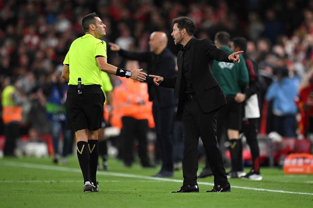 Diego Simeone se peleó con un fanático del Liverpool y fue expulsado en Champions League