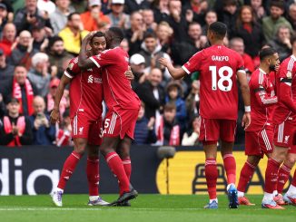 Liverpool sufrió en demasía pero se llevó el derbi ante Everton para estirar el puntaje ideal