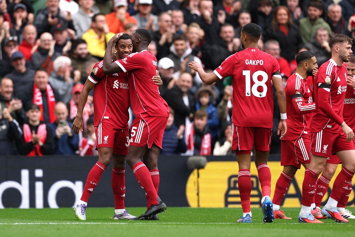 Liverpool sufrió en demasía pero se llevó el derbi ante Everton para estirar el puntaje ideal