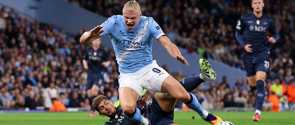 Napoli se complicó ante Manchester con una temprana roja a Di Lorenzo
