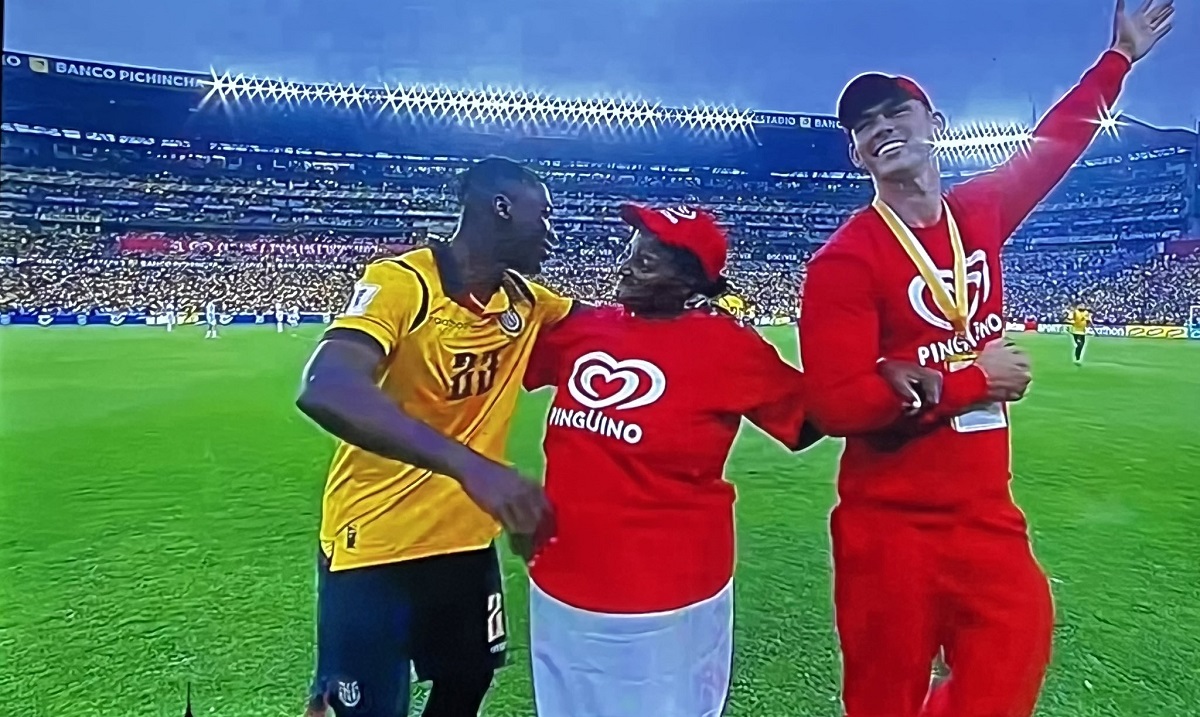 Emocionante momento de Moisés Caicedo con su madre en la previa de Ecuador – Argentina