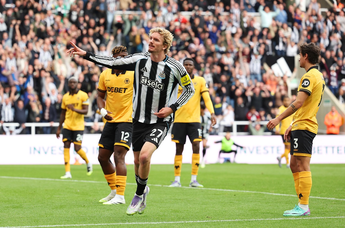 Newcastle le ganó a los Wolves y logró el primer triunfo en la Premier League