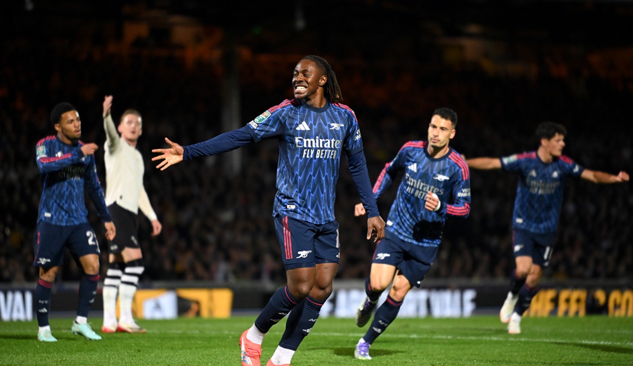 Arsenal avanzó en EFL Cup con el debut goleador de Eberechi Eze
