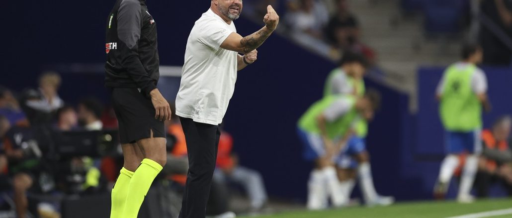 Manolo González "Además, los clubes como nosotros parecemos un 'guisante' al lado de los demás porque la gente se preocupa solo cuando perjudican a 2 equipos. Cuando perjudican al Espanyol nadie se acuerda. Confío en que el arbitraje va a ser bueno. Si nos perjudican, me la tendré que envainar"