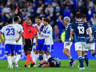 Patada y doble amarilla: Lisandro Magallán expulsado en el primer tiempo de Vélez - Racing