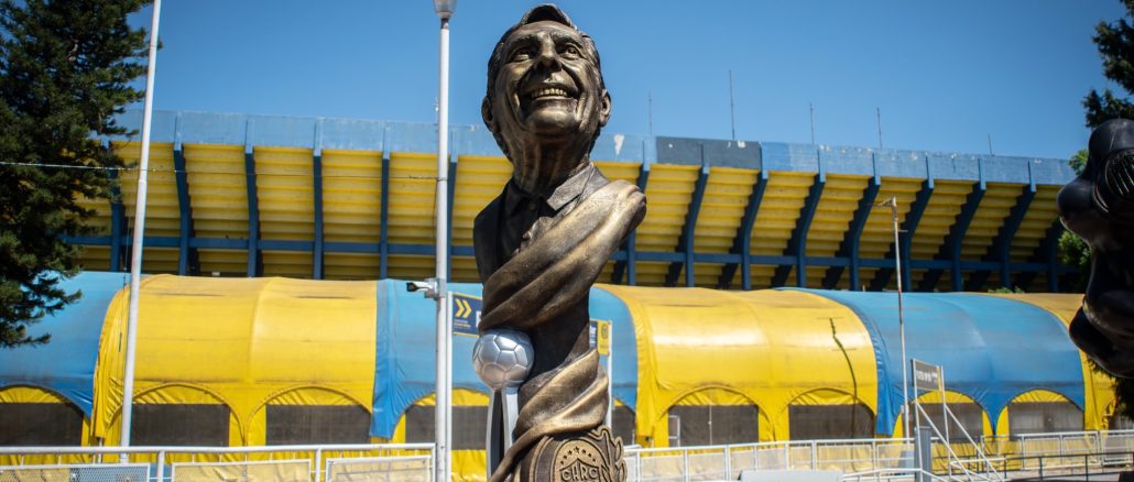 Central inauguró un busto de Miguel Angel Russo en el Gigante