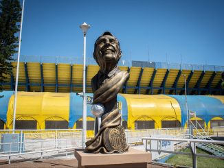Central inauguró un busto de Miguel Angel Russo en el Gigante