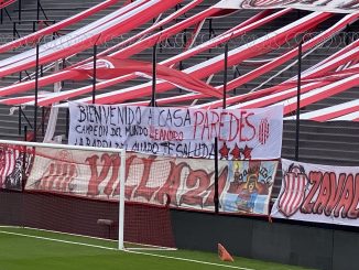La gente de Barracas Central le dedicó una bandera a Leandro Paredes