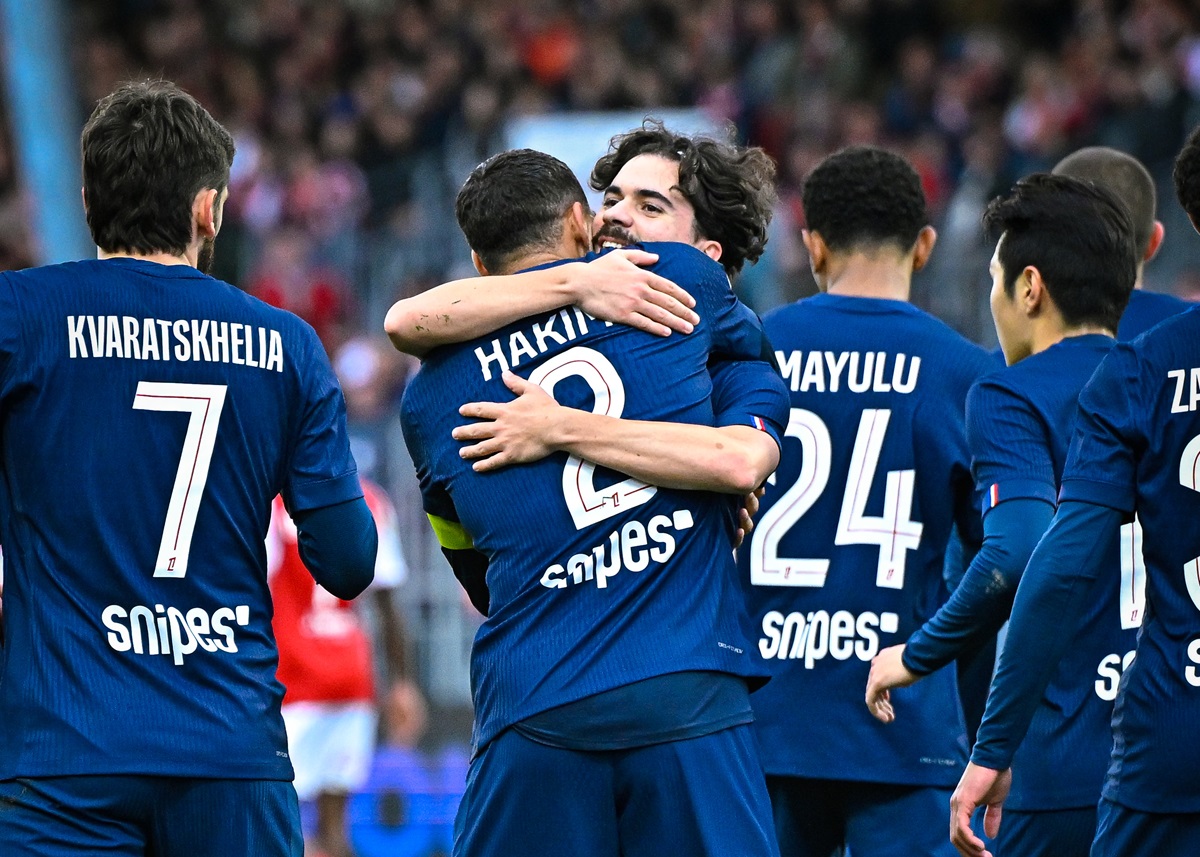 PSG recuperó la cima de Ligue 1 con doblete de Hakimi