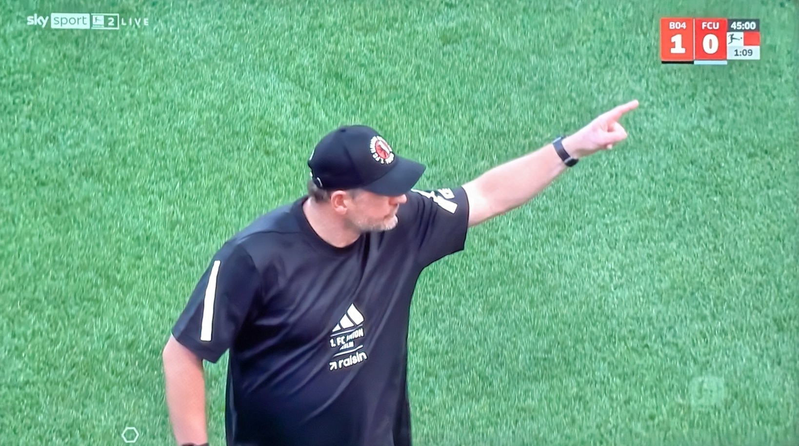 Steffen Baumgart pidiendo calma a su público