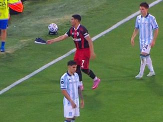 Maxi Salas devolvió una zapatilla al público de Racing