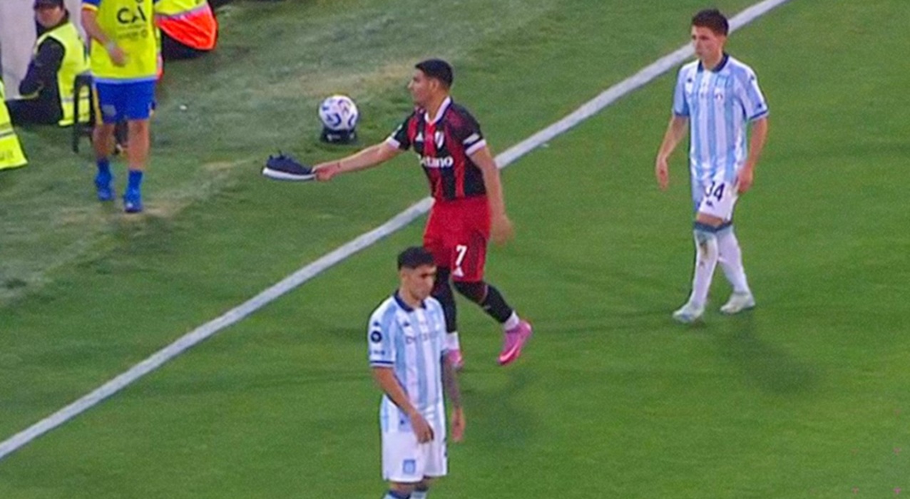 Maxi Salas devolvió una zapatilla al público de Racing