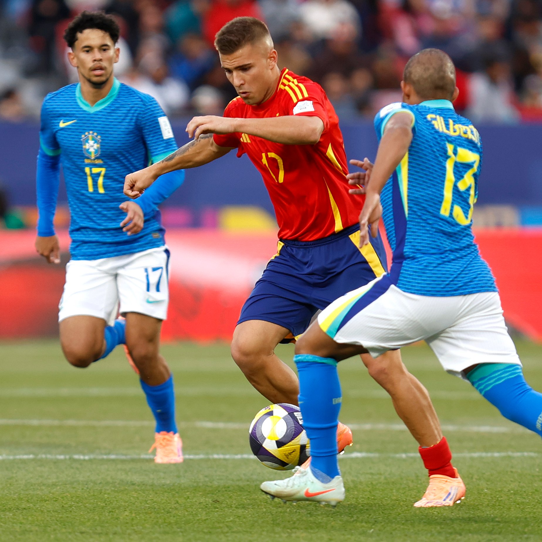 España ganó el mano a mano, eliminó a Brasil y quedó expectante en el Mundial sub 20