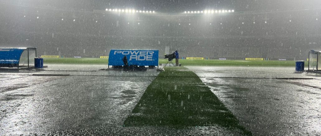 Después de casi una hora y una intensa lluvia, se reanuda la acción entre River e Independiente Rivadavia.