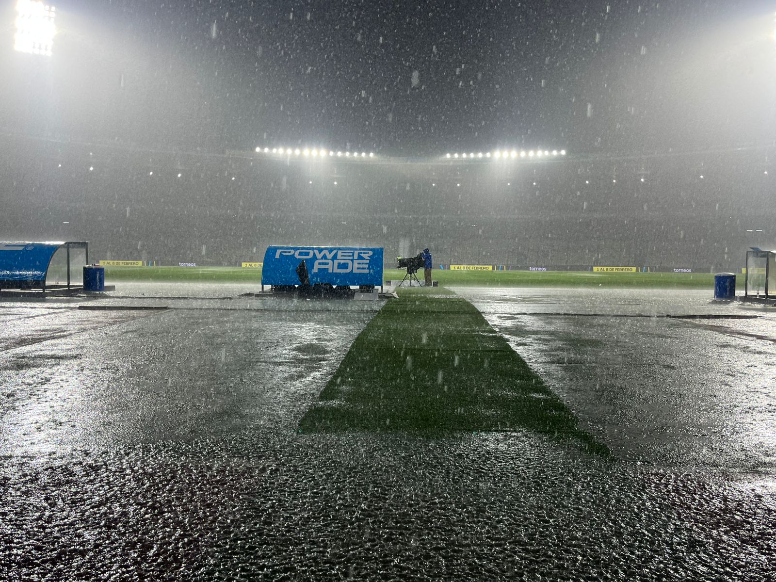 Después de casi una hora y una intensa lluvia, se reanuda la acción entre River e Independiente Rivadavia.