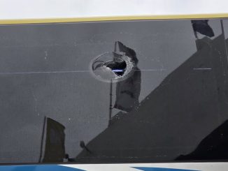 Hinchas de U de Chile apedrearon micros de Lanús