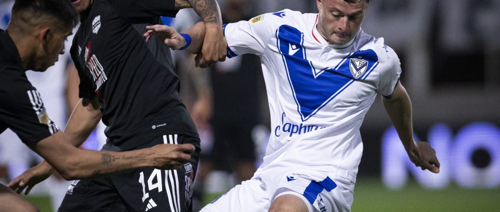 Riestra y Vélez repartieron puntos al igualar 2-2 en el Guillermo Laza.