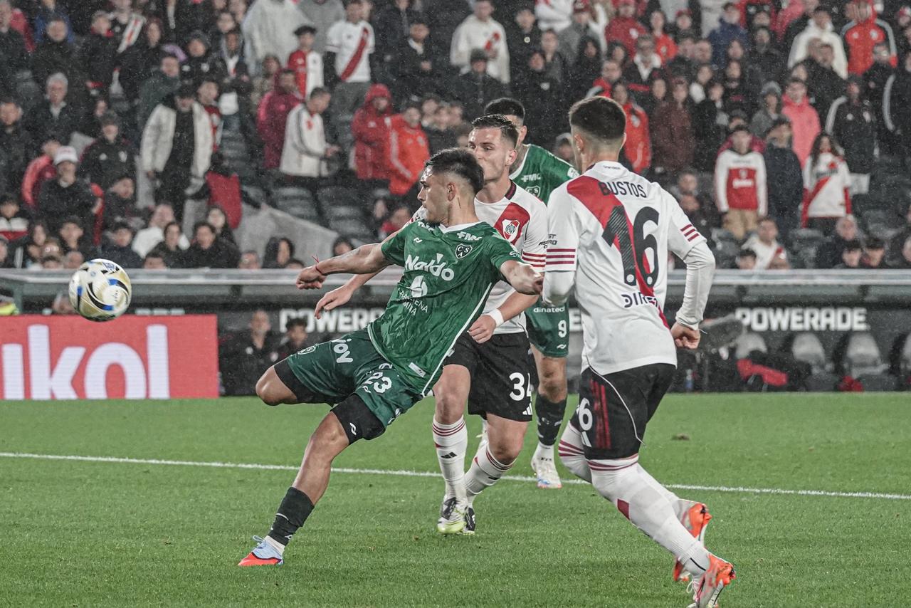 Sarmiento se aprovechó del momento de River y se llevó un triunfazo del Monumental