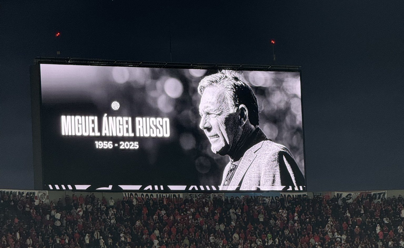 Merecido y sentido: los hinchas de River aplaudieron a Miguel Ángel Russo en su minuto de silencio