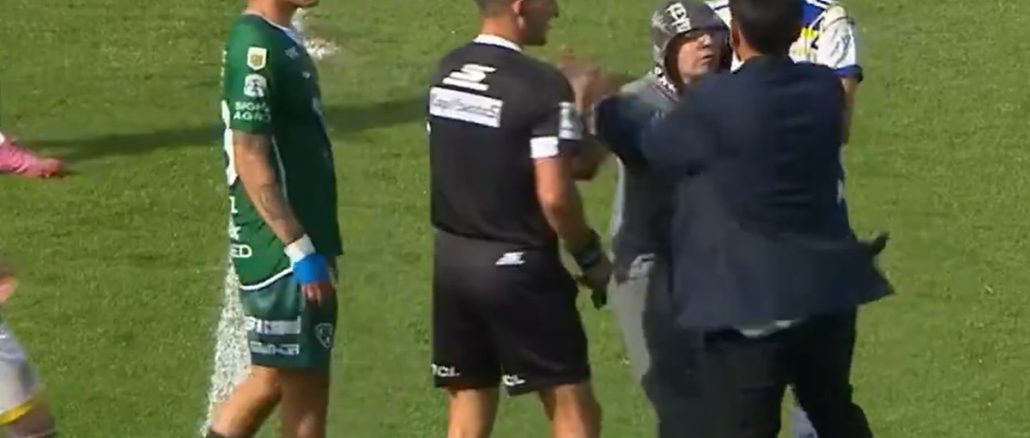 Andrés Merlos fue increpado por un encapuchado en Junín. Un hincha entró a apretar al árbitro en Sarmiento - Rosario Central