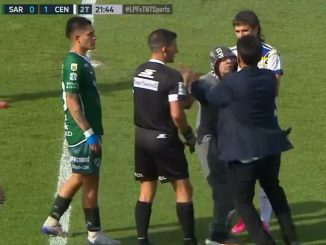 Andrés Merlos fue increpado por un encapuchado en Junín. Un hincha entró a apretar al árbitro en Sarmiento - Rosario Central