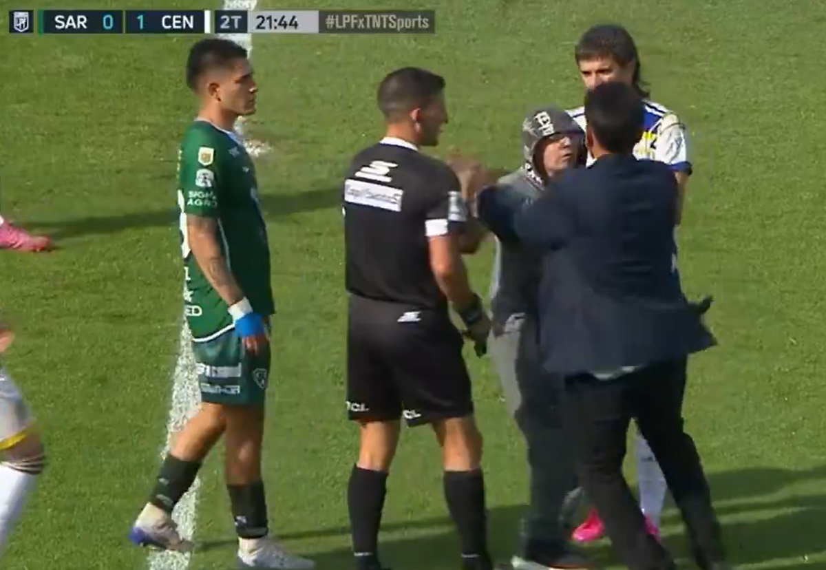 Andrés Merlos fue increpado por un encapuchado en Junín. Un hincha entró a apretar al árbitro en Sarmiento - Rosario Central