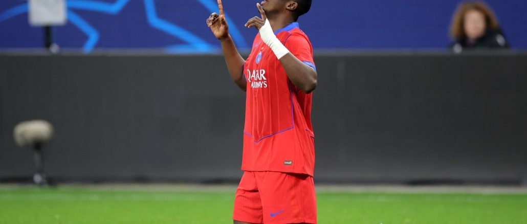 William Pacho celebra el 1 a 0 de PSG sobre Bayer Leverkusen El ecuatoriano puso el 1 a 0 para PSG ante Bayer Leverkusen. William Pacho anotó su primer gol en Champions League.