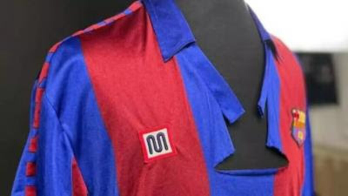 Subastan la camiseta de Maradona de la batalla campal de Copa del Rey entre Barcelona y Athletic Club