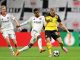 Borussia Dortmund eliminó a Frankfurt por penales en DFB Pokal La Copa de Alemania midió a dos gigantes en la segunda rueda eliminatoria. Tras un empate 1 a 1 en 120 minutos, todo se dirimió desde los doce pasos buscando un boleto a octavos de final. Por 5 a 4, Borussia Dortmund eliminó a Frankfurt por penales en DFB Pokal. La visita tuvo una chance clara en un remate a colocar de Karim Adeyemi que salió apenas desviada. En la jugada siguiente, fue el dueño de casa quien rompió el cero. Daniel Svensson despejó de cabeza. Mario Götze se hizo de la redonda y filtró un pase bárbaro. Ansgar Knauff no falló en el mano a mano y puso el 1 a 0. El Aurinegro atacó con tibieza y apenas asustó con un tiro de Jobe Bellingham. El resto fue, también a cuentagotas, para los dirigidos por Dino Toppmöller. Un zapatazo de Farès Chaïbi y otro de Ritsu Doan fueron resueltos muy bien por Gregor Kobel antes de ir al descanso. Reaccionó Borussia Dortmund pero también sufrió con Eintracht Frankfurt Borussia Dortmund igualó las cosas a los 2 minutos del segundo período. Una doble triangulación entre Maximilian Beier, Bellingham y Julian Brandt permitió que Frankfurt se concentre en ellos. Sin embargo, el cambio de frente encontró a Julian Ryerson por derecha. El noruego lanzó el buscapié y Brandt empujó abajo del arco. Die Adler buscó recuperar la victoria y no estuvo lejos de lograrlo. Robin Koch lo tuvo con un cabezazo de pique al suelo que salvó de manera providencial Kobel. Pasada la media hora, el japonés Doan estrelló un zurdazo que dio en el travesaño. El partido se fue al alargue. Y tampoco hubo un ganador en dos horas de fútbol. Eso sí, a cinco para la definición desde los doce pasos, los locales tuvieron su tanto. Jonathan Burkardt empujó al fondo de la red pero fue anulado por offside. Finalmente, Borussia Dortmund eliminó a Frankfurt por penales en DFB Pokal Pasaron dos horas de una entretenida contienda de la Copa de Alemania. En dos horas de juego empataron 1 a 1 dos históricos de la elite germana. Luego, Borussia Dortmund cantó victoria por 5 a 4 en los penales, eliminó al Eintracht Frankfurt y se metió en octavos de final de la DFB Pokal.