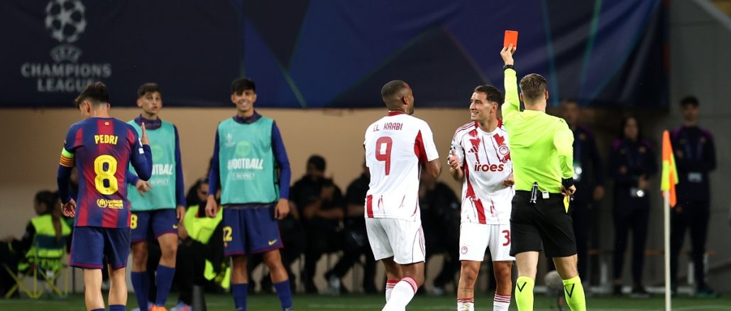 Santiago Hezze Insólita expulsión del ex Huracán Santiago Hezze en Olympiacos frente a Barcelona en Champions