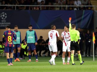 Insólita expulsión del ex Huracán Santiago Hezze en Olympiacos frente a Barcelona en Champions