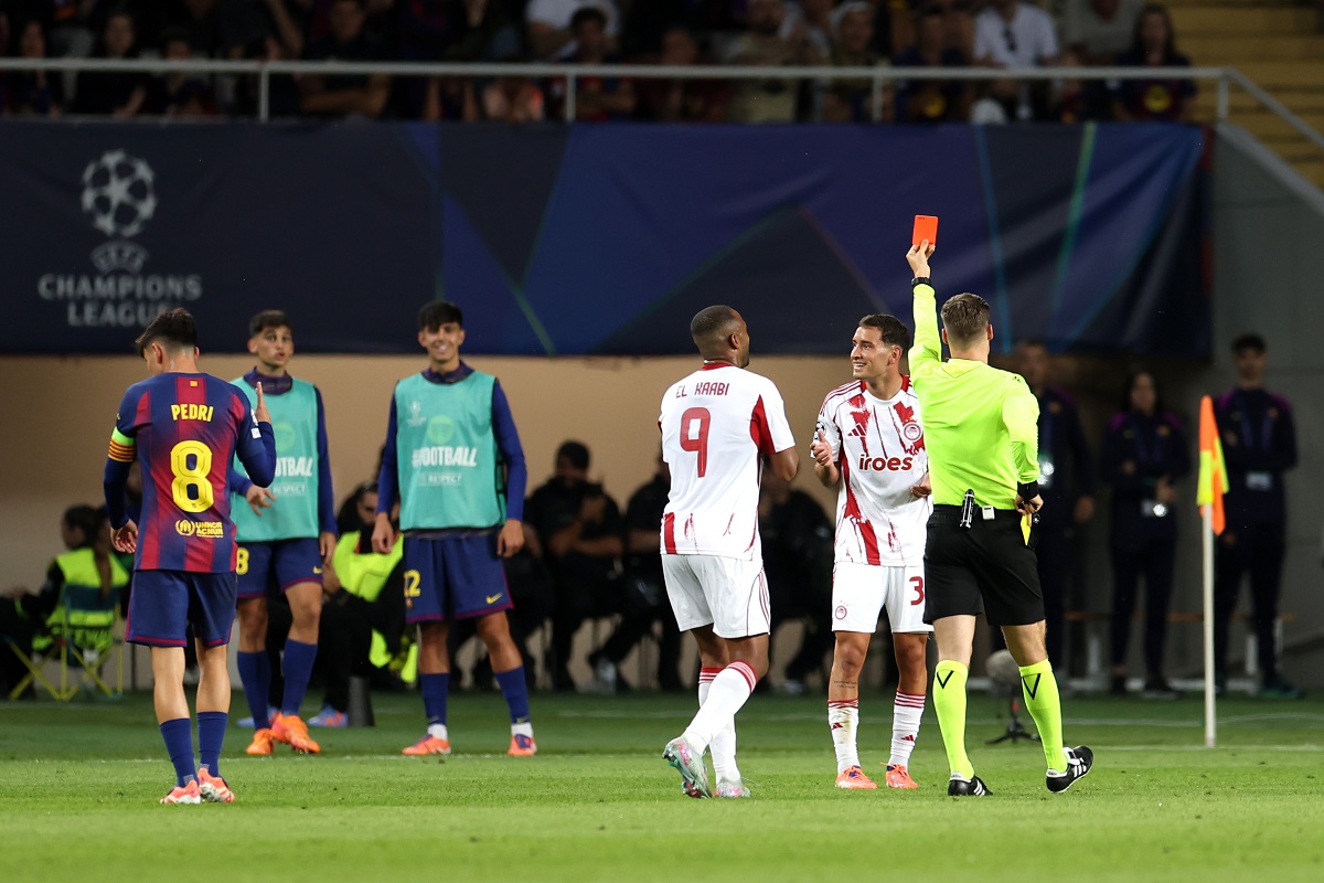 Polémica expulsión del ex Huracán Santiago Hezze en Olympiacos frente a Barcelona en Champions