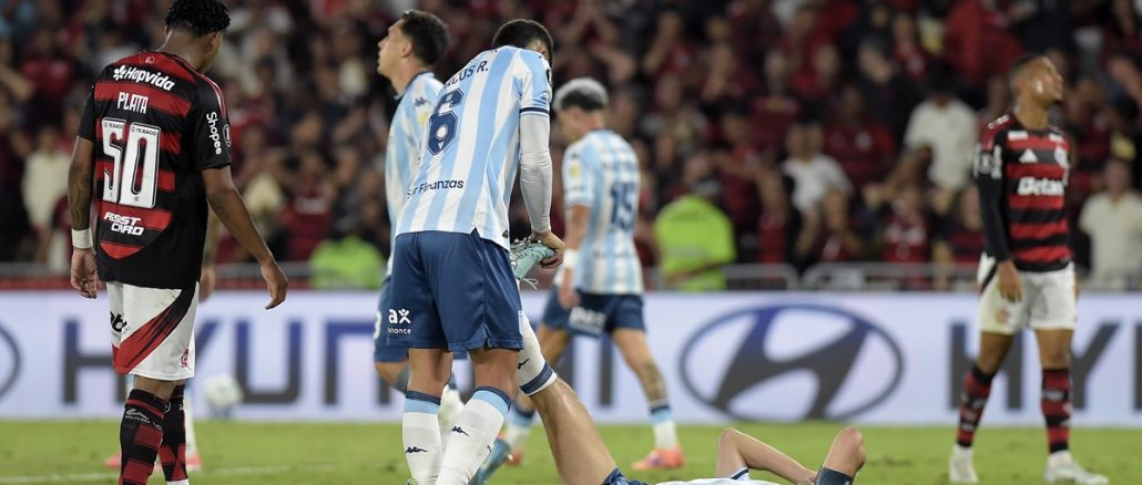 Marcos Rojo y Santiago Sosa en pleno Flamengo - Racing por Copa Libertadores Racing pierde a Santiago Sosa para la semifinal de vuelta por fractura