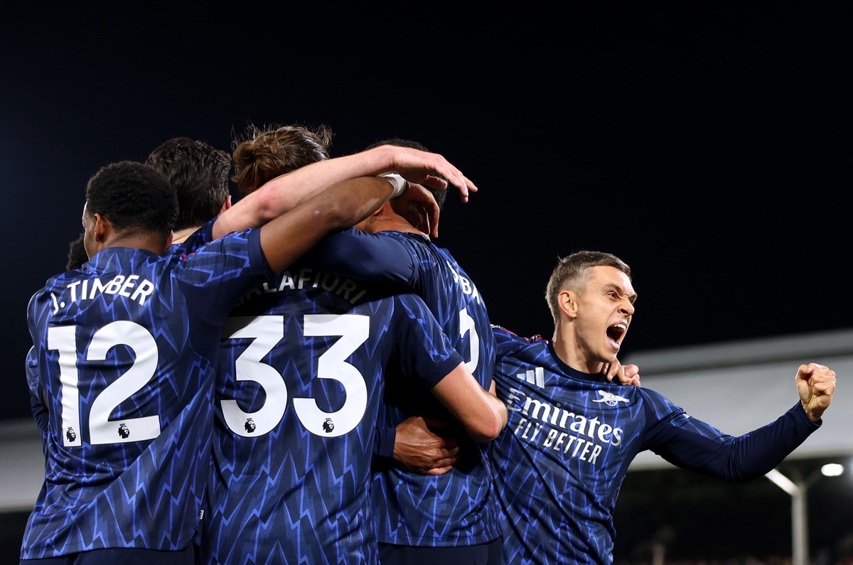 Arsenal ganó con esfuerzo en Fulham y sigue liderando la Premier League