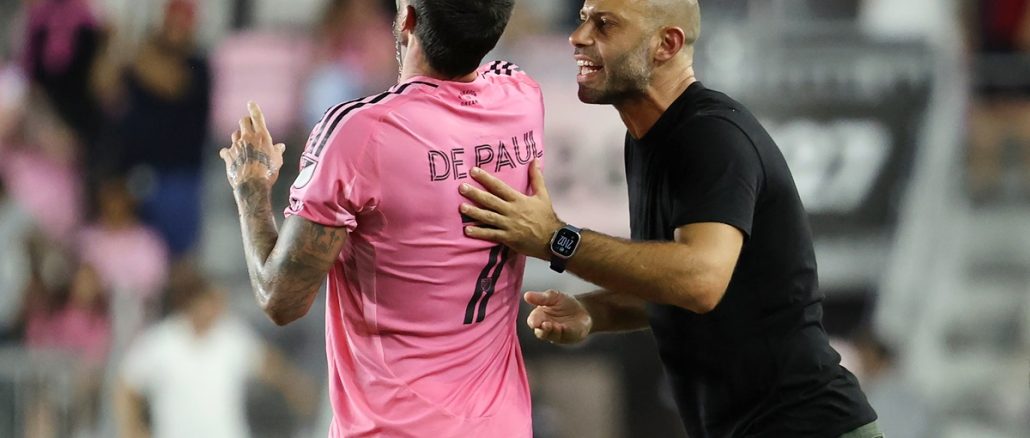 Javier Mascherano le da indicaciones a Rodrigo de Paul en Inter Miami El ex Atlético Madrid viajó a Argentina el fin de semana pasado. Mascherano habló sobre De Paul: "No nos metemos en su vida privada"