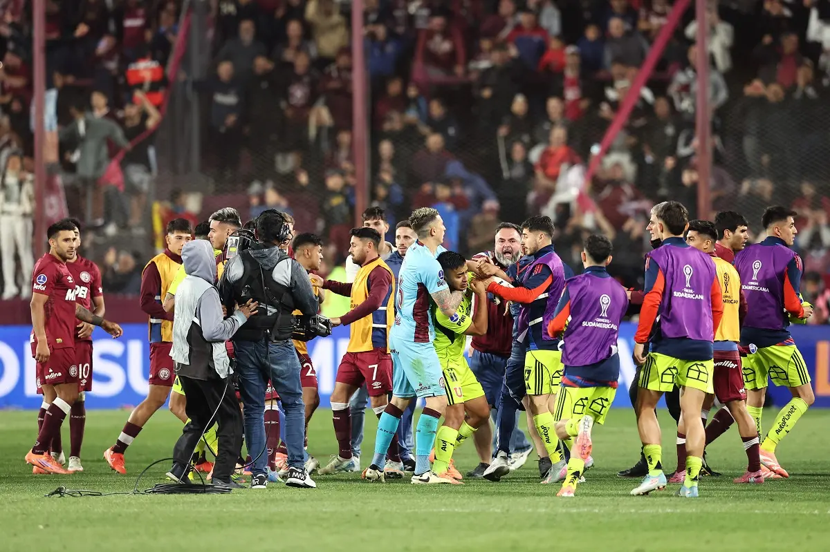 U de Chile terminó a los golpes de puño con Lanús en Copa Sudamericana