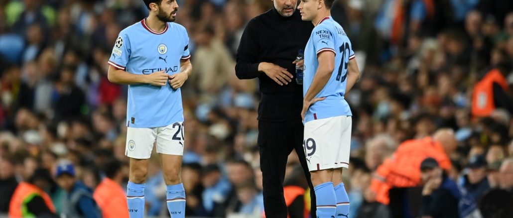 Pep Guardiola junto a Julián Álvarez en Manchester City Pep Guardiola sobre Julián Álvarez: "Es top y entiendo porqué se fue"