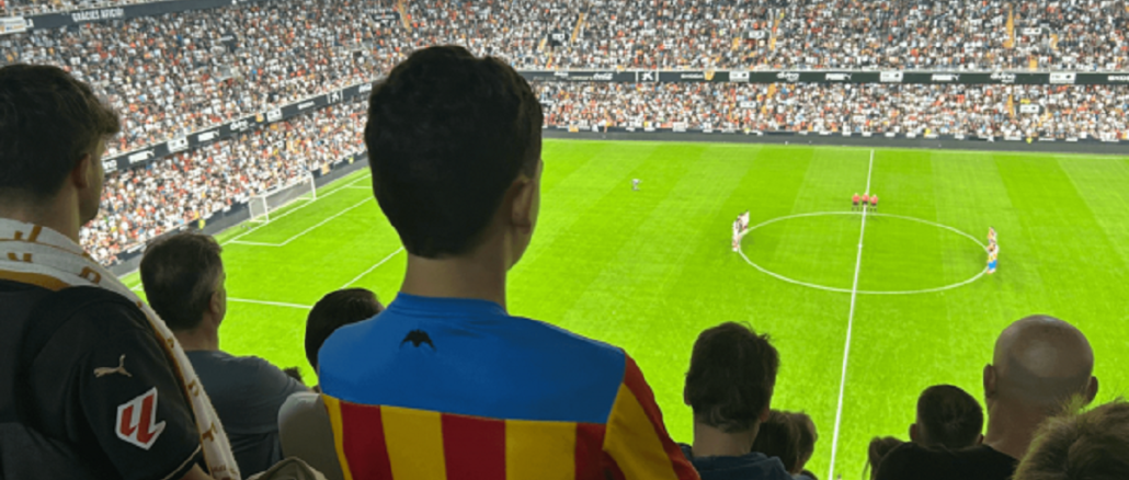 Emotivo minuto de silencio en Valencia - Villarreal a un año de la Dana