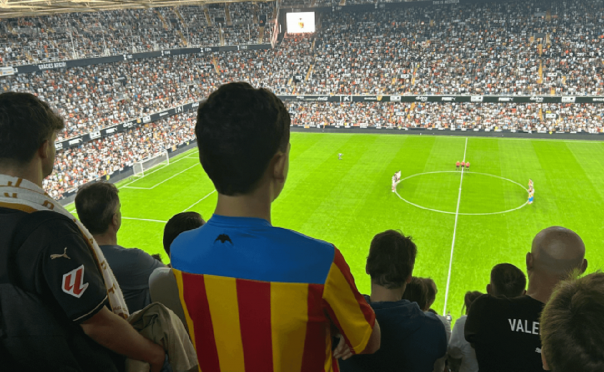 Emotivo minuto de silencio en Valencia – Villarreal a un año de la Dana