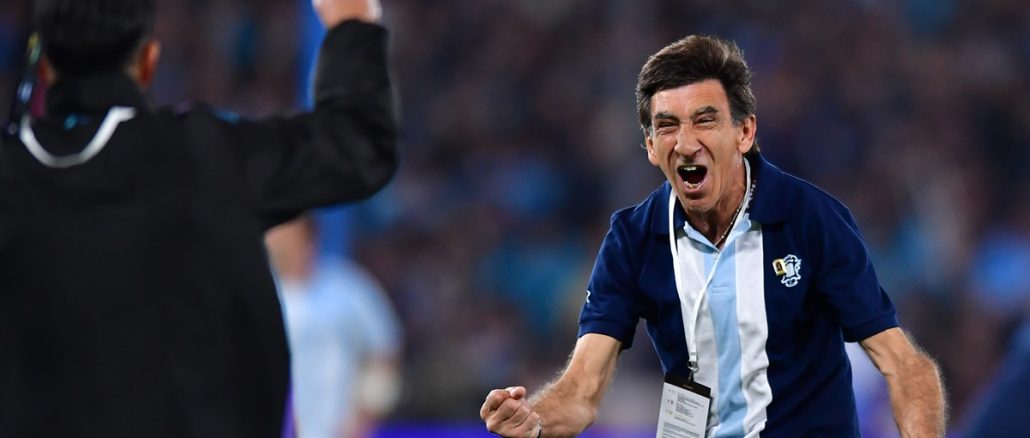 CONMEBOL multó a Gustavo Costas tras el Racing - Vélez Se confirmó un castigo que le dieron al entrenador de la Academia. En pos de cumplir con todos los reglamentos y horarios, el campeón sudamericano falló por 60 segundos. Al salir tarde al segundo tiempo, CONMEBOL multó a Gustavo Costas tras el Racing - Vélez. Posiblemente quede como una anécdota. La dirigencia pagará y, en el peor de los casos, le pedirá al técnico que evite repetirlo. Lo cierto es que el club embolsó mucho más por meterse en semifinales. Y para Costas, ese minuto de más fue importante. ¡50 mil dólares! CONMEBOL multó a Gustavo Costas tras el Racing - Vélez El entrenador de Racing tuvo un 2025 donde se ha ido salvando de distintos castigos. En AFA tuvo que esquivar varias fechas de suspensión tras un furioso enojo en el partido ante Barracas Central. Perdonado, luego tuvo otros momentos de alto voltaje. Este caso, fue por Copa Libertadores, y no tuvo nada que ver en cómo vive los partidos. El plantel de Racing tardó en salir a disputar la complementaria frente a Vélez en el Cilindro. Por eso mismo, CONMEBOL decidió aplicarle una multa de 50 mil dólares. Una vez saldado esto, el director técnico estará presente en el banco ante Flamengo el próximo martes.