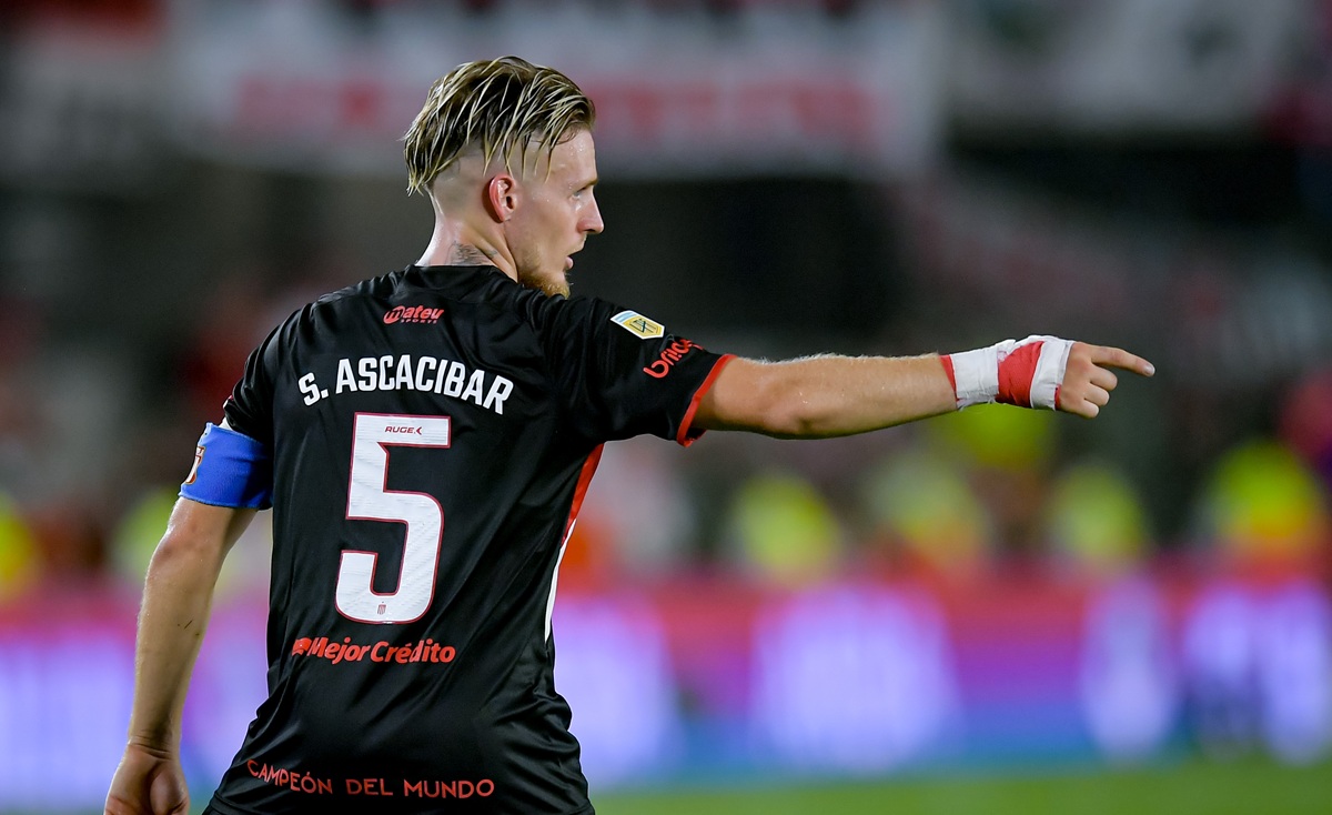 Santiago Ascacibar se diferenció de Carlos Bilardo y generó polémica en la previa al Clásico Platense
