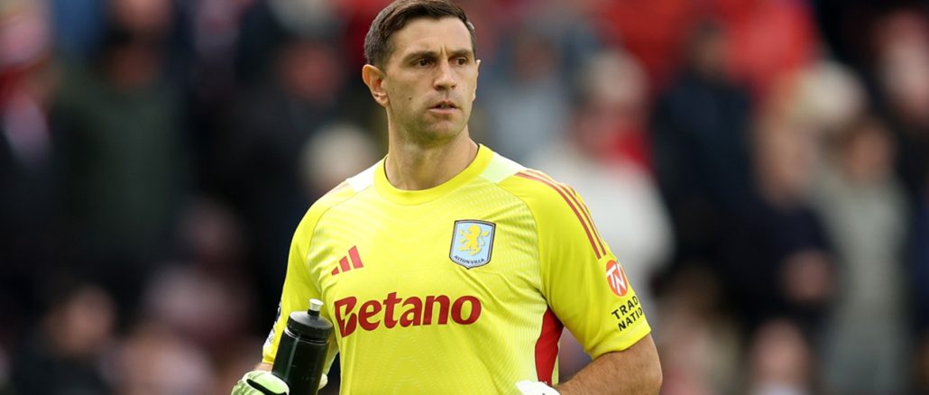 Dibu Martínez en el arco de Aston Villa Confuso episodio con Dibu Martínez en Europa League