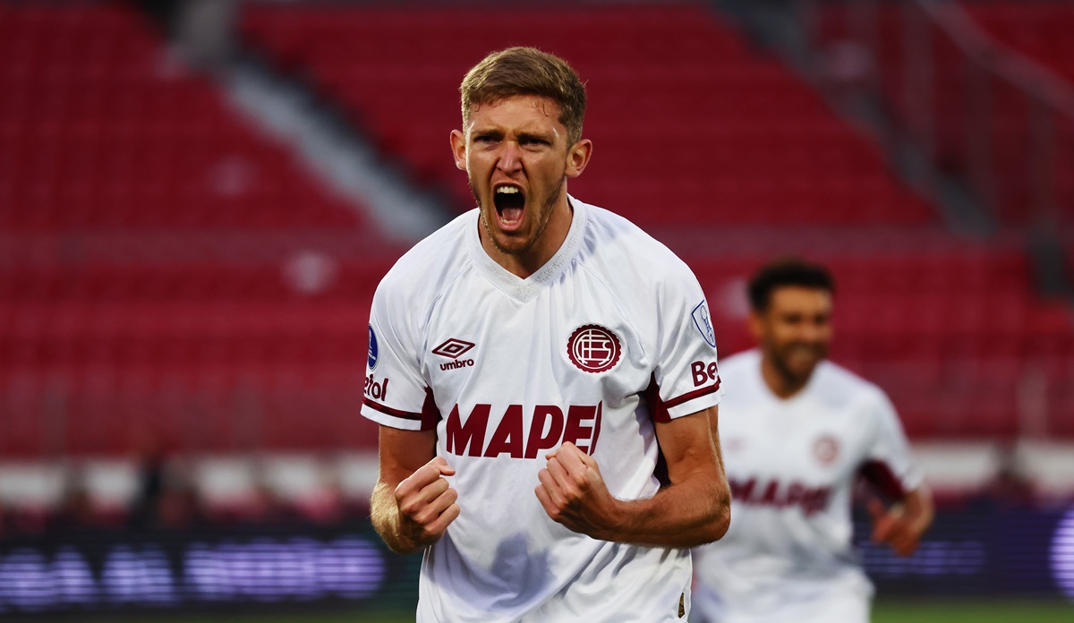 Rodrigo Castillo marcó dos goles en cuatro minutos para Lanús