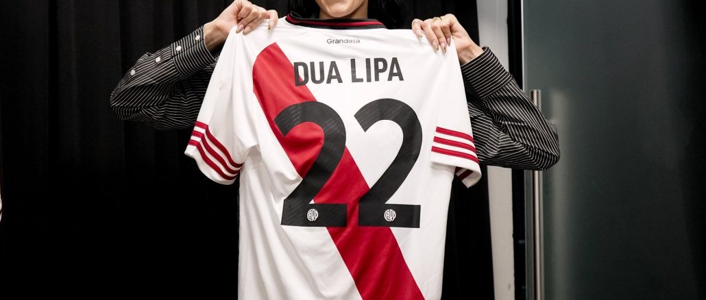 River le regaló una camiseta a Dua Lipa tras sus shows River le regaló una camiseta a Dua Lipa tras sus shows en el Monumental
