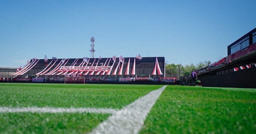 Barracas recibió un Alumni por la remodelación de su estadio